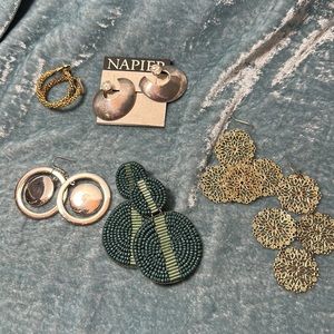 6 assorted sets of earrings! Chunk styles